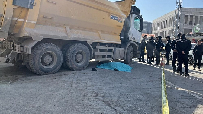 Kahramanmaraş’ta inşaat alanından çıkan hafriyat kamyonunun altında kalan yaşlı adam feci şekilde can verdi.