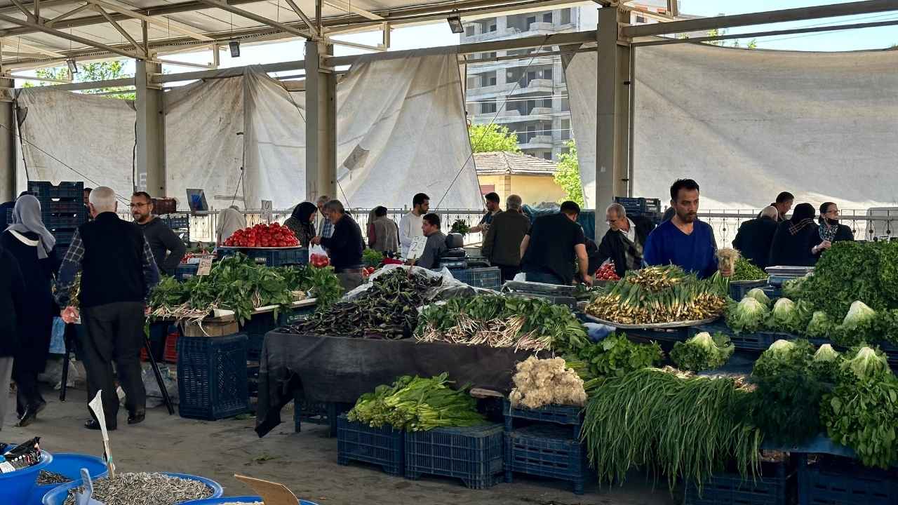 Kahramanmaraş’ta baharın etkisiyle pazar yerleri şenlendi. Onikişubat ilçesinde kurulan kapalı semt pazarında tezgahlar, taptaze sebze ve meyvelerle dolup taşarken, fiyatların Artiş gösterdi