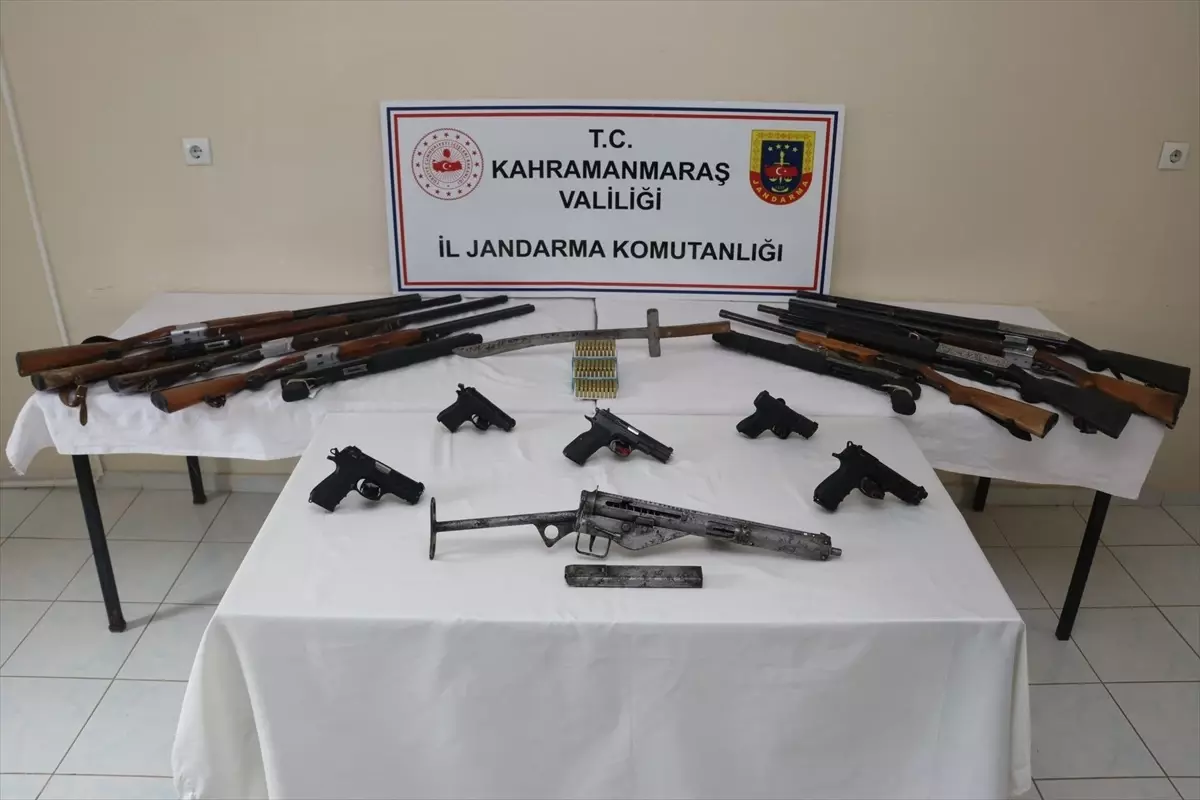 Kahramanmaraş’ta düzenlenen operasyonda 21 şüpheliden 13’ü tutuklandı, kaçak silah ele geçirildi.