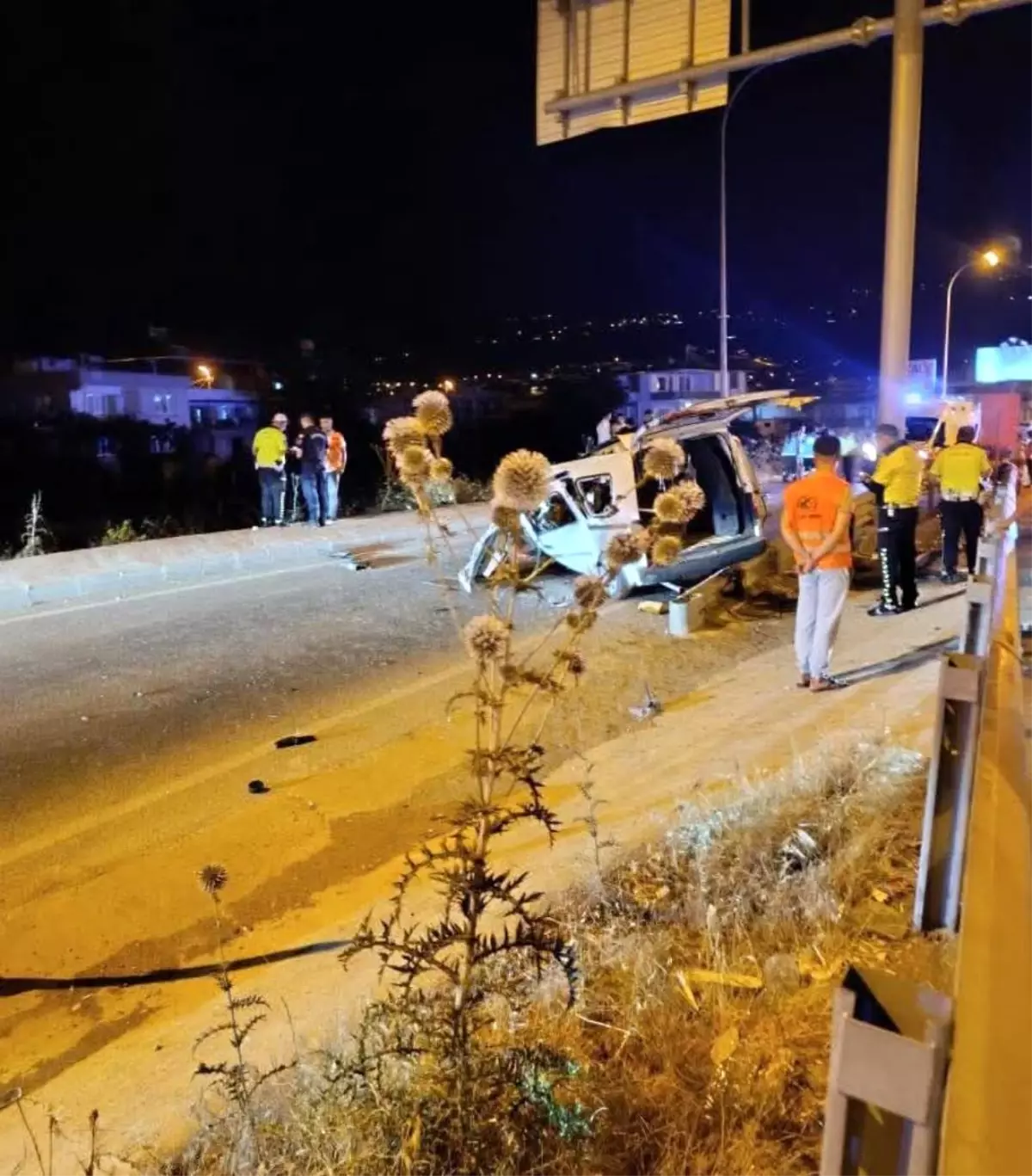 Kahramanmaraş’ta hafif ticari araç bariyerlere çarpıp kaza yaptı; 1 kişi hayatını kaybetti.