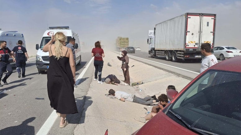 Aksaray’da kum fırtınası nedeniyle 8 aracın karıştığı zincirleme kazada, 11 kişi yaralandı.