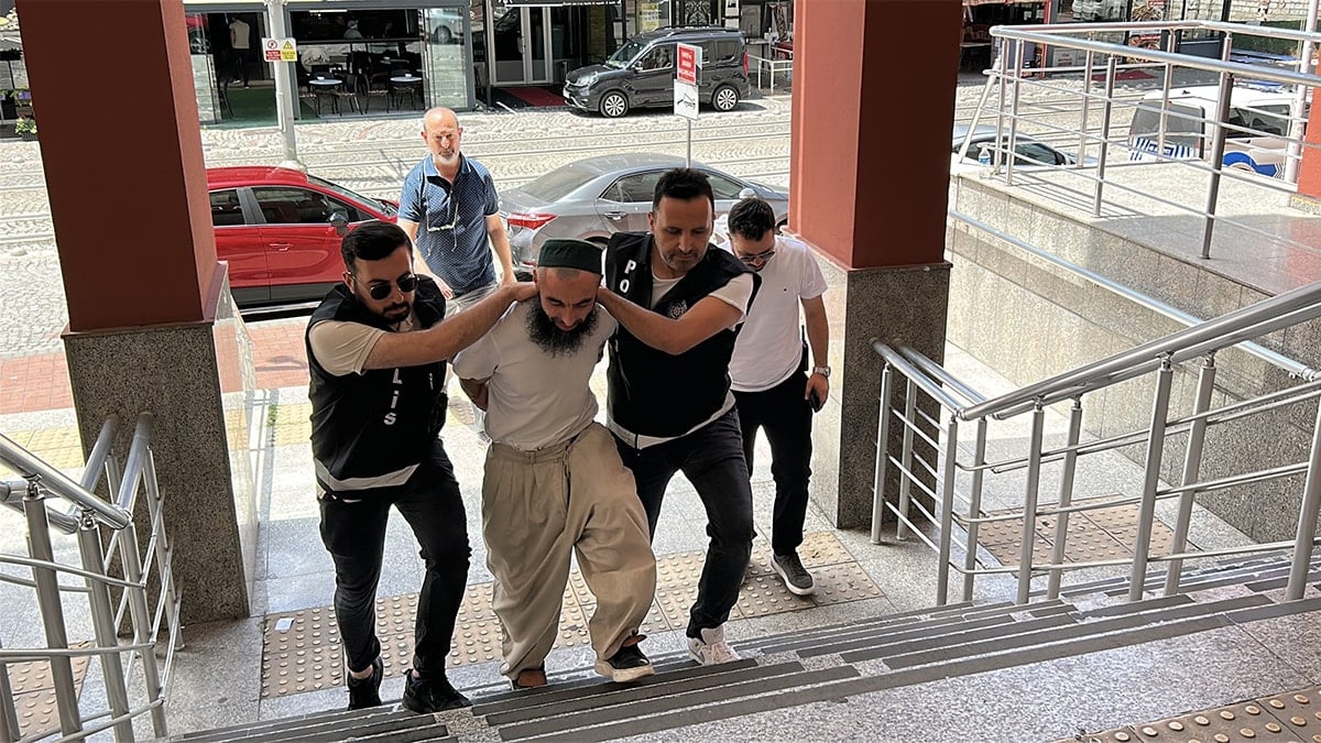 Okul bahçesine kılıçla girdi, çocukların topunu kesip Atatürk’e hakaret etti!