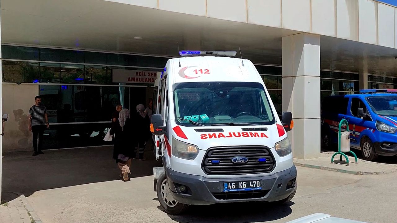 Adıyaman\’ın Samsat ilçesinde hafif ticari araç ile otomobilin çarpıştığı kazada 4 kişi öldü, 1 kişi yaralandı