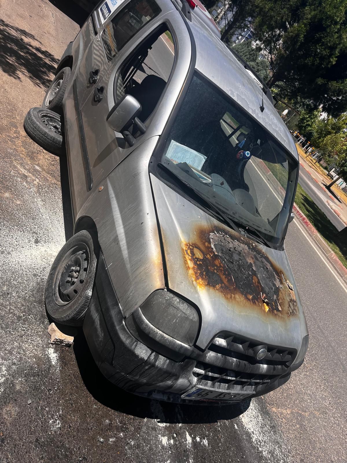 Hürriyet mahallesi araç yangını kısa sürede itfaiye ekiplerimiz tarafından büyümeden söndürüldü.