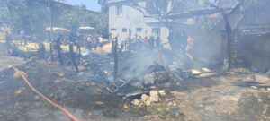 Kahramanmaraş merkez Onikişubat ilçesinde GEDEMEN mahallesi ev ve ahır yangını yangında 1 vatandaş dumandan etkilenerek ambulans ekiplerine teslim edildi ayrıca 30 adet küçük baş  hayvan telef olmuştur