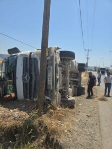 Narlı – Bahçelievler  mah karaçay petrol karşısı tek taraflı kazası kum yüklü kamyon devrildi