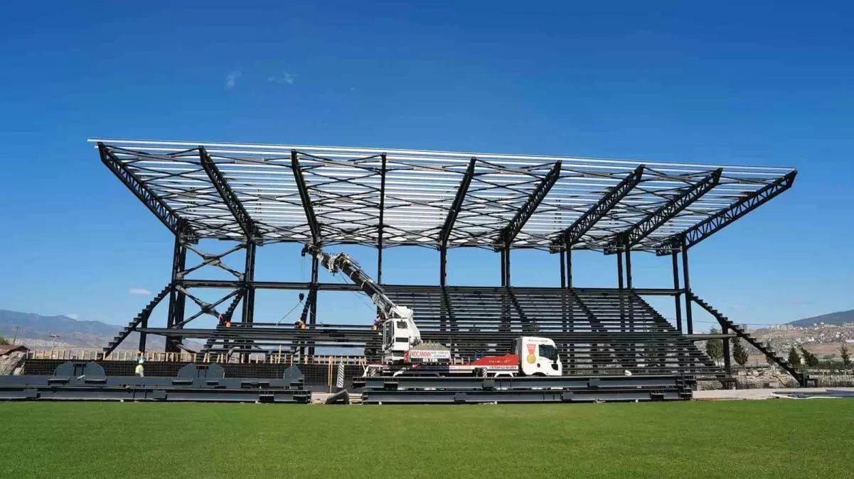 Büyükşehir Belediyesi ile Spor Toto Teşkilat Başkanlığı iş birliğiyle hayata geçirilen yeni futbol sahasının inşasının tüm hızıyla devam etiği kaydedildi.