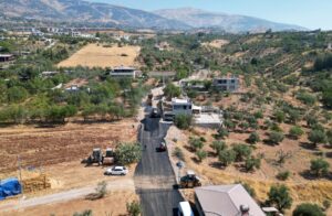 DULKADİROĞLU’NDA YOL YAPIM SEFERBERLİĞİMİZ SICAK ASFALT ÇALIŞMALARIYLA DEVAM EDİYOR Dulkadiroğlu Belediyesi, ilçenin yol ağını modern ve konforlu hale getirmek için başlattığı yol yapım