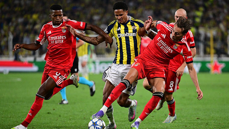 Temsilcimiz Fenerbahçe, UEFA Şampiyonlar Ligi Play-off turu ilk maçında Portekiz ekibi Benfica ile sahasında golsüz berabere kaldı