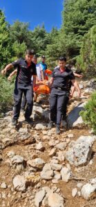 Ekipler Zorlu Arazi Şartlarında Vefat Eden Vatandaşı Dağdan İndirdi