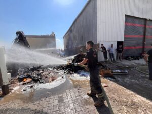 Dulkadiroğlu ilçesi kara ziyaret mahallesi ahşap palet üretim yangını çıktı