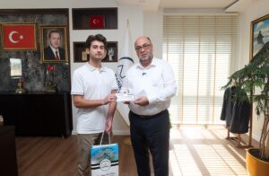 DULKADİROĞLU BELEDİYESİ’NDEN YKS BAŞARISINA BÜYÜK DESTEK Dulkadiroğlu Belediyesi, gençlerin eğitim yolculuğuna sunduğu katkıları somut adımlarla taçlandırmaya devam ediyor