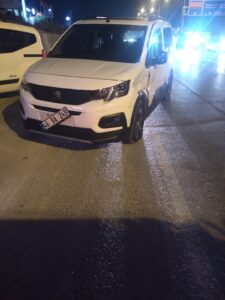 Kayseriyolu Akedaş karşısı trafik kazası 3 kişi yaralı