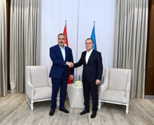 Azerbaycan’da düzenlenen Türk Devletleri Teşkilatı Dışişleri Bakanları Konseyi toplantısı kapsamında, Hakan Fidan ile bir araya gelen Jeyhun Bayramov: