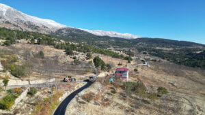 Dulkadiroğlu Belediyesi Fen İşleri Müdürlüğü ekipleri, Kabasakal Mahallesi’nde sathi kaplama çalışmalarını aralıksız sürdürüyor