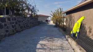 DULKADİROĞLU BELEDİYESİ’NDEN ZORLU KIŞ ŞARTLARI ÖNCESİ SAHADA YOĞUN MESAİ Dulkadiroğlu Belediyesi Fen İşleri Müdürlüğü ekipleri, Çokyaşar Mahallesi Dede Ömer mevkiinde başlattığı kilit parke döşeme çalışmalarını yoğun bir tempoyla sürdürüyor.