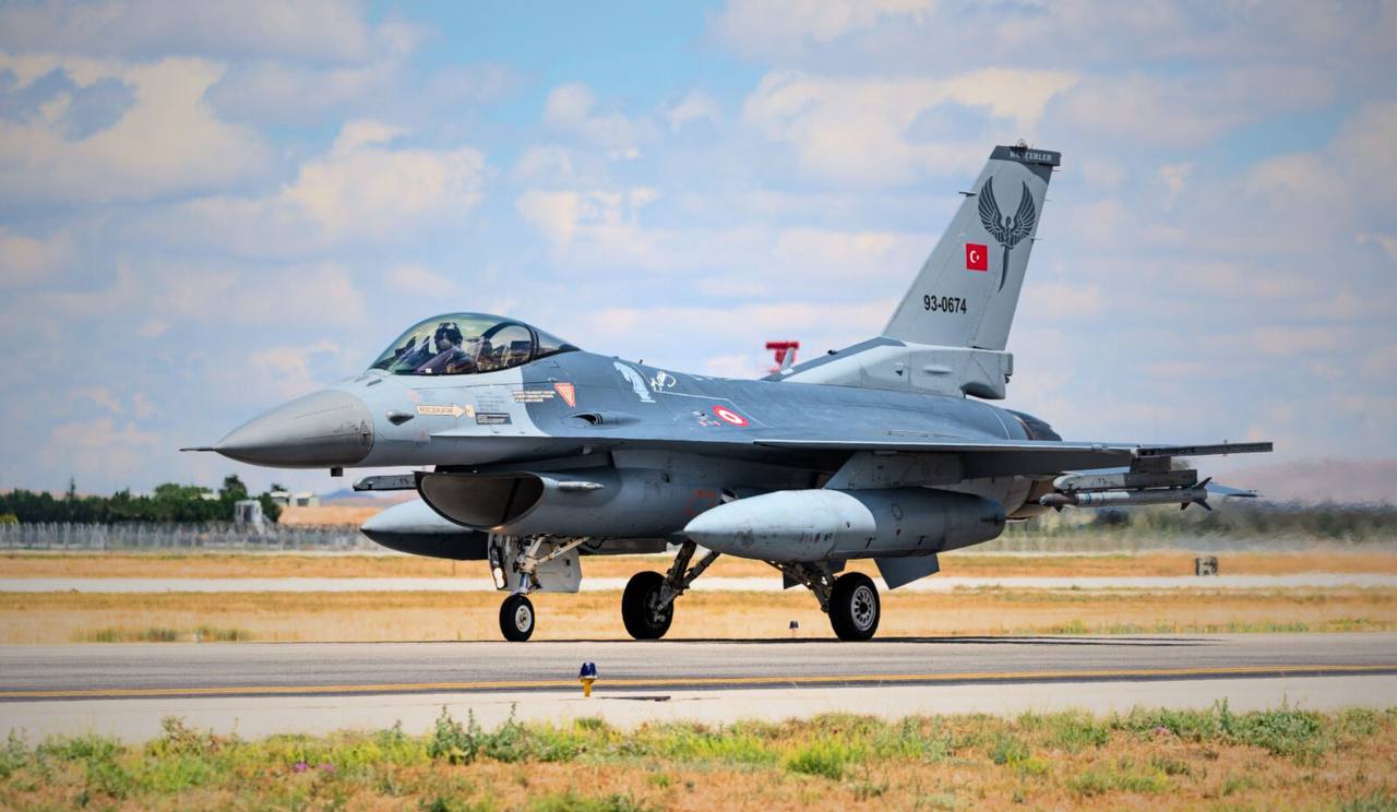 Balıkesir Valisi İsmail Ustaoğlu: “Balıkesir 9. Ana Jet Üssü Komutanlığı filosuna ait F-16 uçağımız görev uçuşu esnasında kaza kırıma uğramıştır. 1 pilotumuz şehit olmuştur.”