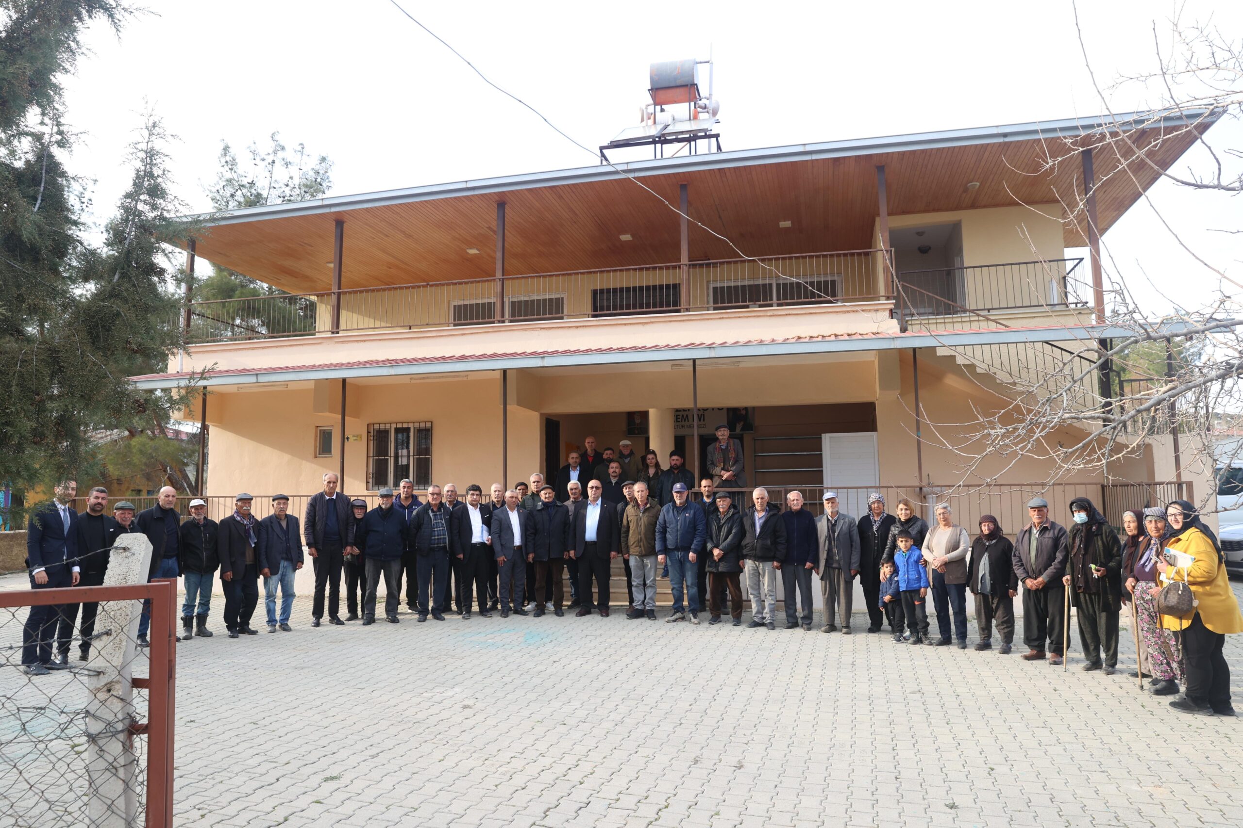 Mahalle sakinlerinin dile getirdiği bir diğer konu ise mahalledeki yol eksiklikleri oldu. Belediye Başkanı Mehmet Akpınar, mahallede eksik olan yolların tamamlanması için ilgili birimlere gerekli talimatların verildiğini ve çalışmaların planlama doğrultusunda sürdürüleceğini ifade etti. Toplantı kapsamında ayrıca Dulkadiroğlu Belediyesi tarafından ilçenin farklı mahallelerinde yürütülen yol, çevre düzenleme ve sosyal belediyecilik çalışmaları hakkında mahalle sakinlerine bilgilendirme yapıldı. Programın sonunda konuşan Dulkadiroğlu Belediye Başkanı Mehmet Akpınar, Dulkadiroğlu’nun 105 mahallesinin tamamına eşit hizmet götürme anlayışıyla çalışmaların sürdürüldüğünü vurguladı. Akpınar, mahalle toplantılarının vatandaşlarla doğrudan iletişim kurmak ve sorunları yerinde tespit etmek açısından önemli olduğunu ifade ederek, Denizli Mahallesi sakinlerine gösterdikleri ilgi ve misafirperverlik dolayısıyla teşekkür etti.ggg