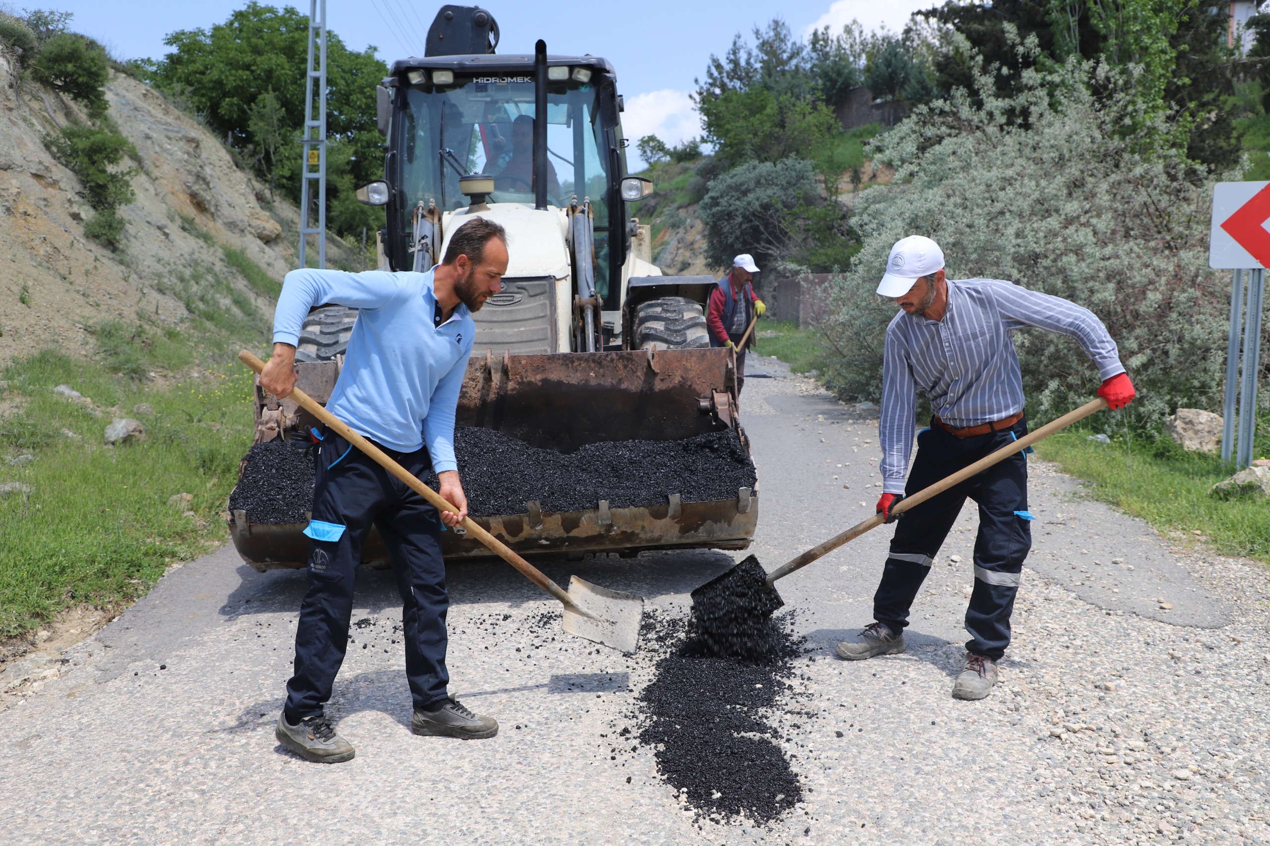 DULKADİROĞLU BELEDİYESİ’NDEN GÖLLÜ MAHALLESİ’NDE ASFALT ÇALIŞMASI