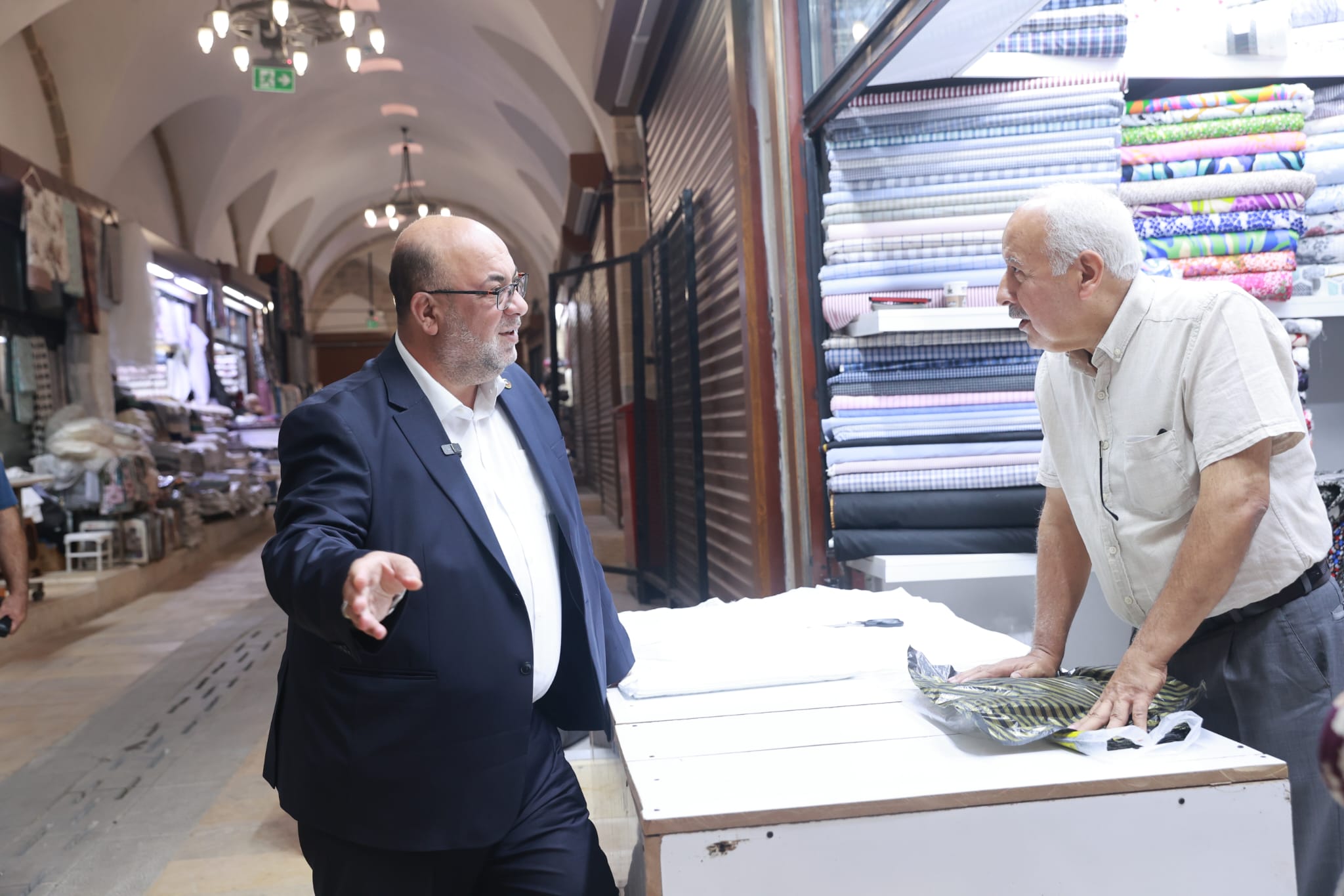BAŞKAN AKPINAR, RESTORASYONU TAMAMLANAN TARİHÎ KAPALI ÇARŞIDA ESNAFLA BULUŞTU